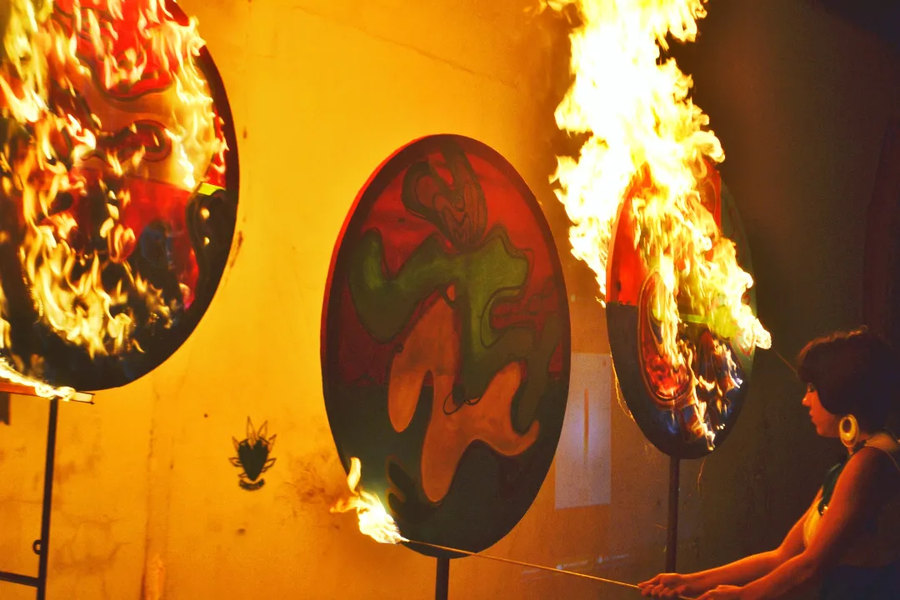 Pinturas circulares ardiendo durante la performance Burn Art Show.